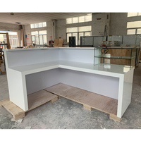 Table de bar en surface solide rouge et blanche en forme de L, design de comptoir pour bubble tea