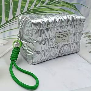 Nouveau produit sac cosmétique matelassé argenté en nylon imperméable sac de maquillage matelassé multilinéaire 8 pouces - Product Image 2