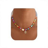 Colliers Initiaux Colorés Eaciy pour Filles, Femmes, Enfants et Adolescentes – Collier Ras-du-Cou Tendance Perlé et Délicat avec Lettres – Chaîne en Laiton et Bambou