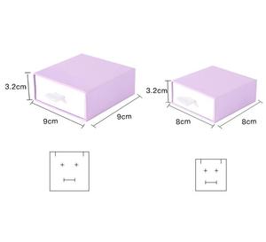 Boîte d'emballage de bijoux coulissante bicolore personnalisée en papier cartonné, couleurs violet Pantone, blanc et rose - Product Image 6