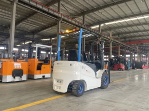 รถยกไฟฟ้า 2 ตัน เสาสามท่อน ยางตัน แบบนั่งขับ ใช้ภายในอาคาร โรงงานผลิต - Product Image 3