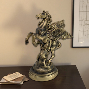Statue personnalisée en bronze <span class=keywords><strong>de</strong></span> Persée et Pégase - Sculpture en résine <span class=keywords><strong>de</strong></span> <span class=keywords><strong>la</strong></span> <span class=keywords><strong>mythologie</strong></span> grecque pour <span class=keywords><strong>la</strong></span> décoration <span class=keywords><strong>de</strong></span> <span class=keywords><strong>la</strong></span> maison et du bureau - Product Image 3