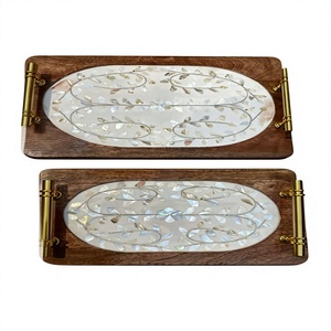 Bandeja de Servir de Madera LORD con Incrustaciones de Madreperla y Asas de Latón, Plato Decorativo para Mesa, de Uttar Pradesh - Product Image 1