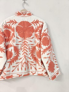 Veste Suzani brodée à la main en velours avec broderie multicolore complexe avec motifs floraux traditionnels ouzbeks à vendre - Product Image 5