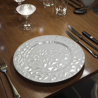 Assiettes de Présentation Rondes Dorées de 13 Pouces en Plastique Électroplaqué, Personnalisables et Durables, Idéales pour les Décorations de Mariage – Vente en Gros