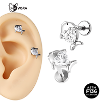 Anting-anting titanium G23 ASTM F136 bentuk hati dengan ulir dalam, bertabur CZ, untuk anak-anak, cocok untuk tulang rawan telinga, helix, dan tragus.