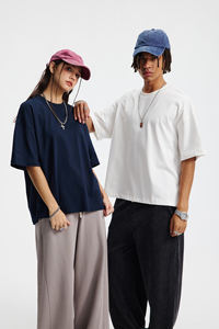 Camiseta de alta calidad, personalizada, extragrande, de algodón de 275 g/m², corte cuadrado, estampado DTG, de peso pesado y longitud corta para hombre. - Product Image 3