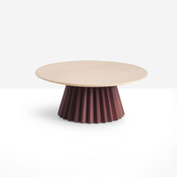 Table d'appoint plissée élégante avec plateau en bois clair pour une décoration de salon stylée