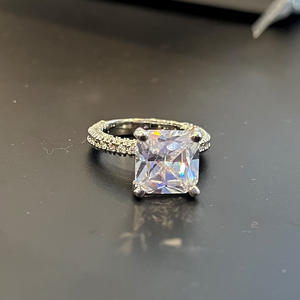 F1473 Anello da Donna in Oro Bianco con Diamante Taglio Triangolare, Anello di Fidanzamento con Diamante Naturale Colore G e Pietre Laterali - Product Image 3