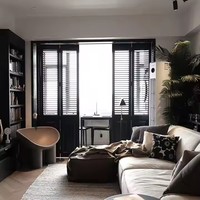 Volets en bois massif à lamelles réglables pour un contrôle optimal de la lumière et une ventilation naturelle, idéaux pour villas et maisons.