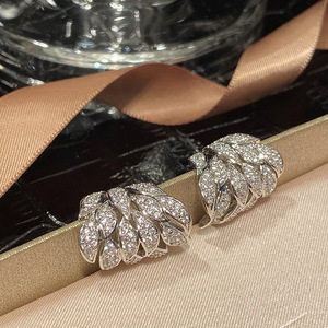 Eleganti Orecchini a Perno a Forma di Foglia per Donne, Accessori per Orecchie con Design a Foglia d'Albero - Product Image 1