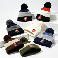 Bonnet tricoté personnalisé à pompon, haute qualité, faible MOQ, plusieurs couleurs, avec badge brodé, polyvalent et chaud pour les voyages en extérieur