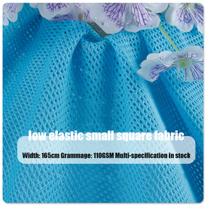 Venta al por mayor Low Stretch Small Square 100% Poliéster 110g Camiseta Pantalones cortos deportivos para hombre Telas de secado rápido - Product Image 2