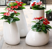Pot de fleurs ovale en fibre de verre blanc brillant pour la décoration intérieure des hôtels, des restaurants et des halls d'entrée