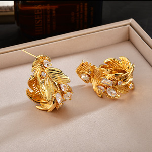 Boucles d'oreilles à plumes plaquées or avec zircon incrusté, bijoux de fête pour femmes, design élégant et tendance - Product Image 3