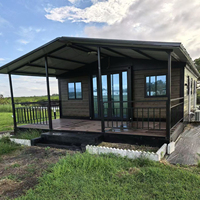 Casa Contenedor Expandible de Lujo, Moderna, Prefabricada y Modular con Terraza y Techo a Dos Aguas para Vivir en el Jardín