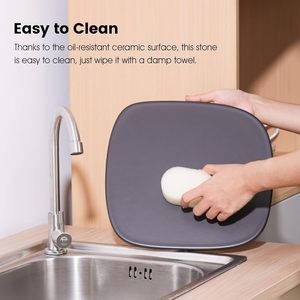 Piedra para <span class=keywords><strong>Pizza</strong></span> de <span class=keywords><strong>12</strong></span> x 11 x 0.47 Pulgadas, de Cordierita Cerámica, Resistente, Antiadherente, Diseño Único, Lavado a Mano (Negro) - Product Image 4