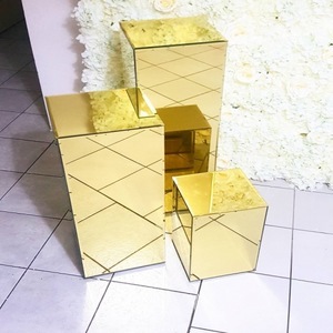 Support carré de socle de fleur de pilier de miroir acrylique d'or modèle pour la décoration de fête de colonnes de mariage emballées dans le carton - Product Image 4
