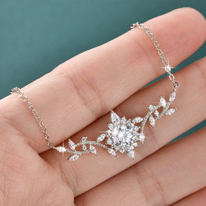 Delicado Collar con Colgante de Flor de Moissanita VVS GRA de Corte Redondo con Hojas Florales de Circonita Cúbica Pavé, Joyería de Cobre con Relleno de Oro de 14K de Diseño - Product Image 6
