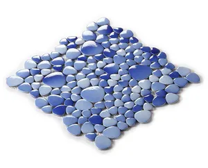 魚の池のモザイク艶をかけられたグラデーションの青い色の小石メッシュの美しいセラミック滑り止めの床のモザイク石畳のタイル