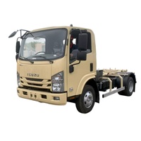 Camion à benne basculante ISUZU avec bras de ramassage pour la collecte et le transport des déchets municipaux, camion compacteur de déchets