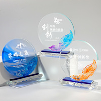 Einzigartiger runder Kristall-Award mit mehrfarbiger Feder-Verzierung und personalisierter Gravur für Führungskräfte – Kristall-Trophäe zur Anerkennung