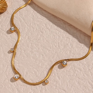 Collier ras du cou en acier inoxydable plaqué or 18 carats avec chaîne serpent et pendentif zircon rond, idéal pour le dropshipping - Product Image 2