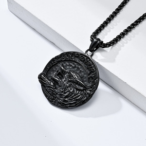 Ciondolo in Acciaio Inossidabile 316L PVD, Testa di <span class=keywords><strong>Lupo</strong></span> Vichingo della Mitologia Norrena, Amuleto Talismano Personalizzato Vintage Gotico per Collana da Uomo - Product Image 3