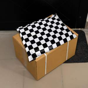 Self Seal Packaging Checkered Poly Mailers Classic Black and White Plaid Bolsas de envío para negocios - Product Image 4