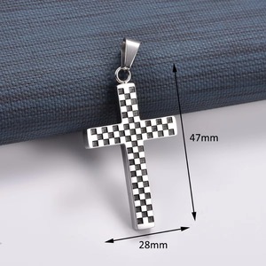 Collier pendentif croix pied-de-poule punk en acier inoxydable pour femmes et hommes, bijoux religieux avec breloques en grille, chaîne et amulette de foi en métal - Product Image 4