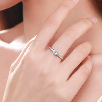 Anillo de Plata de Ley 925 con Cuatro Garras Redondas y Circonita Cúbica Simple de Silverbene