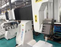 Centre d'usinage CNC à portique 5 axes haute précision à grande broche, robuste et haute productivité pour la production de meubles en bois massif