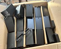 Chaîne de pluie moderne en métal Oniya pour gouttières, avec coupelles carrées noires, alternative au gouttière de toit pour l'extérieur et le jardin