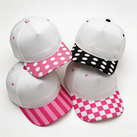 Op maat gemaakte 5-delige blanco snapback baseballpetten met roze en zwarte geruite stippenrandpatronen