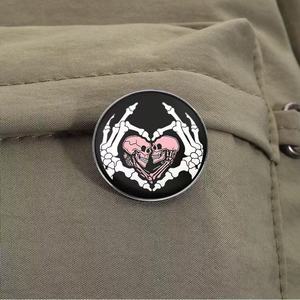Grosir hati Punk hitam dengan Pin pedang lencana Enamel logam desain bahasa Inggris trendi - Product Image 1