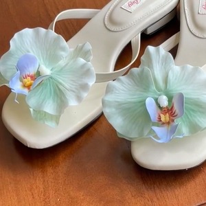 Boucle de chaussure en caoutchouc motif fleur de Phalaenopsis, style vacances en bord de mer, accessoire de sandales pour photos de voyage, au design unique et élégant - Product Image 3