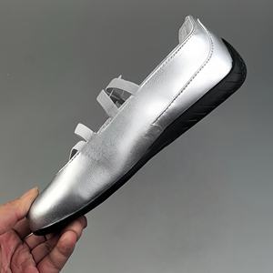 Zapatillas de Ballet Plateadas con Estampado de Leopardo para Mujer, Serie PUMAS de Lujo Personalizadas, Modernas y Versátiles - Product Image 2