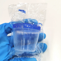 Vaso desechable de plástico para muestras de orina, contenedor estéril para recolección de muestras con tapa de rosca verde y escala.