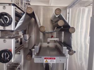 Machine d'emballage automatique pneumatique à servomoteur et commande PLC pour bandes de film en aluminium double face, scellage pour comprimés alimentaires - Product Image 4