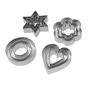 Lot de 12 <span class=keywords><strong>emporte</strong></span>-pièces polyvalents en acier inoxydable (ronds, étoiles, cœurs) pour la confection de biscuits de Noël festifs – Outils de pâtisserie - Product Image 1
