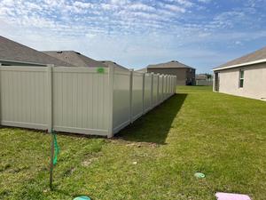 Clôture d'intimité en PVC à bande verticale à <span class=keywords><strong>prix</strong></span> d'usine Panneaux de clôture en vinyle Clôture de jardin extérieure Lattes d'intimité rigides - Product Image 3