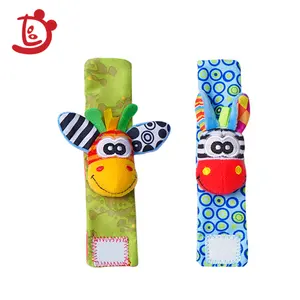 Calcetines de felpa suaves y manos para bebé, juguetes de felpa para niños, sonajero de muñeca y calcetines para pies, N0123