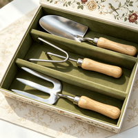 Coffret Cadeau Floral Vintage 3 Pièces : Outils de Jardin en Acier Inoxydable (Truelle, Cultivateur, Fourche) avec Manche en Bois – Idéal pour Jardiniers