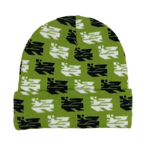 OEM desain modis akrilik hijau dengan huruf hitam jacquard penuh logo kustom beanie seluruh cetak rajut topi musim dingin