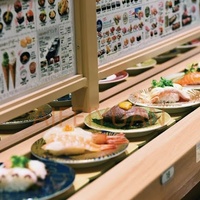 Courroie flexible de convoyeur de sushi de train de livraison de nourriture de barre rotatoire automatique de sushi à vendre