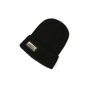 Loại Độc Đáo Phong Cách Tùy Chỉnh Kích Thước Bảo Vệ Mùa Đông Màu Đen Và Xám Kim Loại Logo 100% Acrylic Beanie Dệt Kim Hat - Product Image 4
