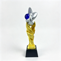 Trophée personnalisé en résine et métal, design lune or et argent avec boule de cristal bleue, récompense d'entreprise gravable pour cérémonie d'hommage d'équipe