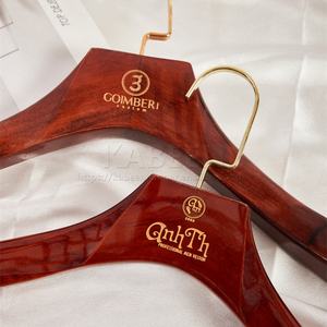 לוגו מותאם אישית קולב עץ מלא עם קולב עץ חום עבור חליפת מעיל גברים אחסון תיק בגדים בארון בגדים - Product Image 5