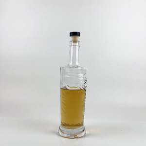 Botella de licor de vidrio con patrón tallado de base pesada con cuello largo botella de vino de vidrio de 750ml - Product Image 1