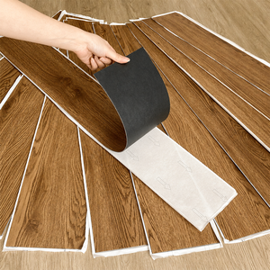 Prix d'usine, pose facile, antidérapant, imperméable, revêtement de sol en vinyle PVC auto-adhésif imitation bois pour maison et appartement - Product Image 1